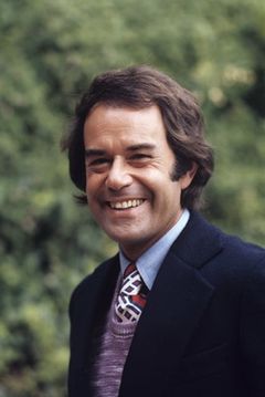 Laurence Luckinbill interpreta Richard Mooney