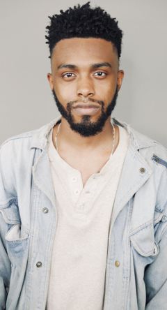 Tra'Waan Coles interpreta Towns person