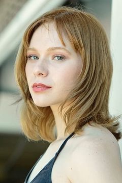 Caroline Hebert interpreta Young April