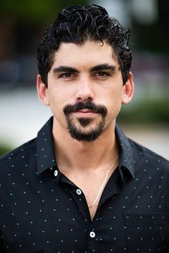 Daniel Williams-Lopez interpreta Stone-Faced Teen