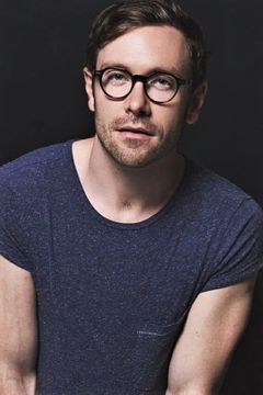 Kit Williamson interpreta Ethan Grey
