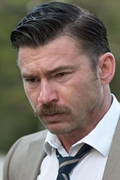 William Mark McCullough interpreta Deputy Wallace