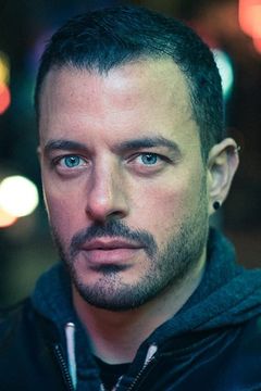 Jorge Leon Martinez interpreta CIA Agent (uncredited)