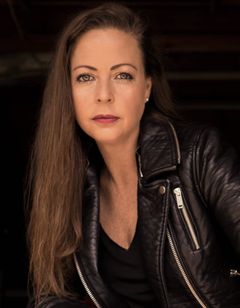 Gina Limbrick interpreta Restaurant Patron (uncredited)