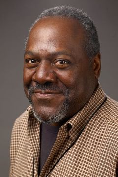 Frankie Faison interpreta Harlan