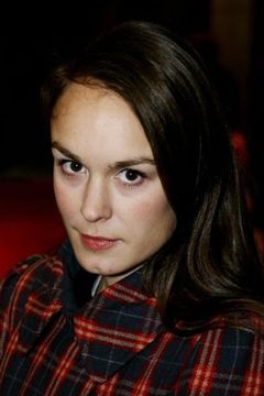 Rebecka Hemse interpreta Sara
