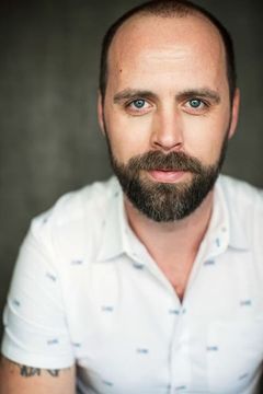 Joshua Hinkson interpreta Lance Hunter