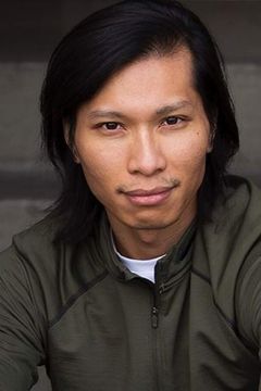 Joe Hang interpreta Thai Waiter