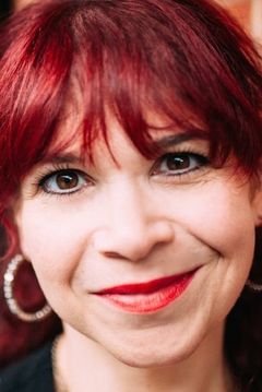 Debbie Chazen interpreta Karen