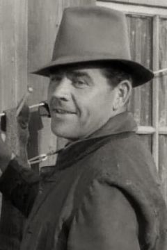 Pat Flaherty interpreta Salvage Foreman (uncredited)
