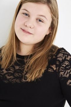 Emma Clay interpreta Child Chorister (uncredited)