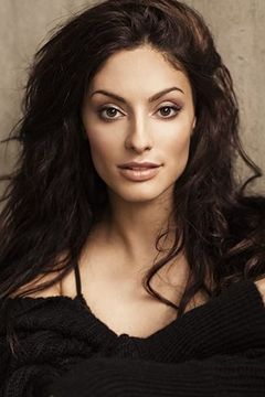 Erica Cerra interpreta Stephanie Johnston