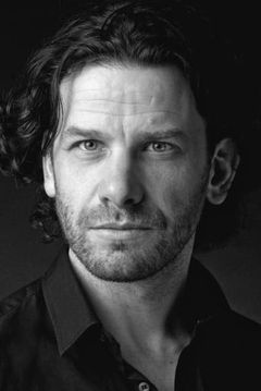 Aiden Condron interpreta Soldier on the Beach