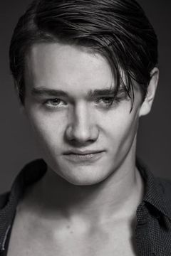 Dakota Goyo interpreta Luke