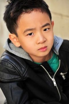 Dylan Henry Lau interpreta Young Boy Waymond