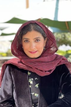 Bahareh Riahi interpreta Hospital Receptionist