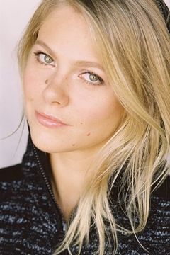 Lily Cowles interpreta Sarah