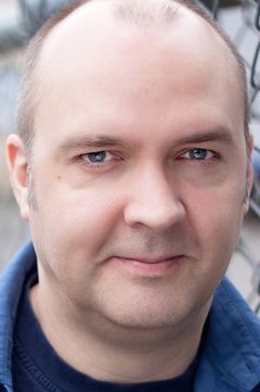 Michael J. Prosser interpreta James
