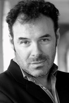 Sean Chapman interpreta Larry Quatermain