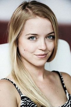 Nina Lopata interpreta Blonde
