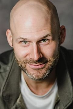 Kyle Strauts interpreta Additional Predator