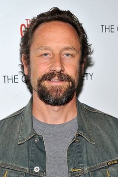 Sam Robards interpreta Tad Szulc