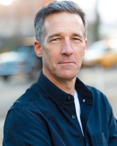Tim Bohn interpreta T.V. Show Producer