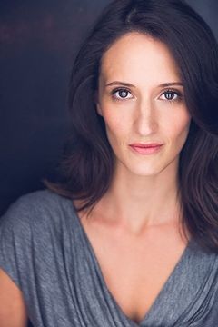 Jessica Cummings interpreta Jackson's Wife