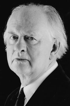 Oliver Ford Davies interpreta Sir Alexander Cadogan / Anthony Eden / Owen O'Malley (voice)
