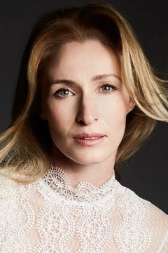 Genevieve O'Reilly interpreta Angela Worth