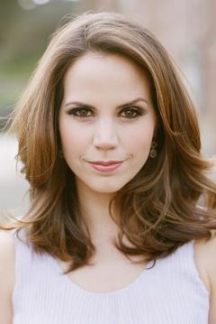 Elizabeth Cook interpreta Keli Reule