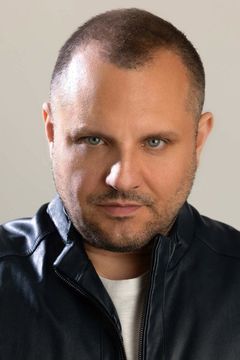 Danny Doherty interpreta Officer Bouba