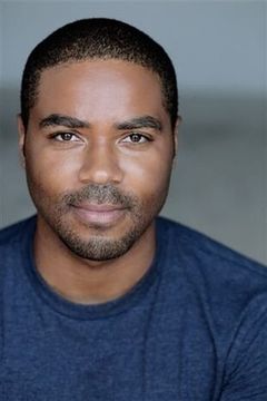 Ajani Perkins interpreta Voice (uncredited)