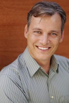 Scott Broughton interpreta Philip Tanner