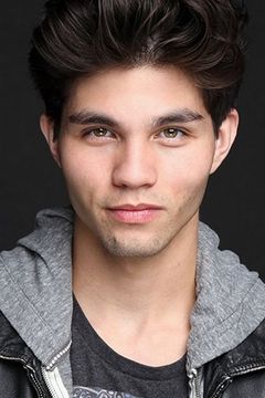 Chase Austin interpreta Donovan