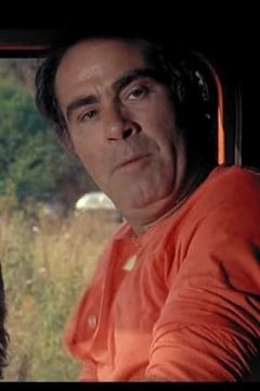 Benito Pacifico interpreta Valler Henchman
