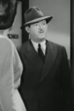 Leo Cleary interpreta Detective Donovan (Uncredited)