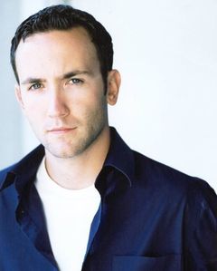 Tyler McClendon interpreta Unicom Executive