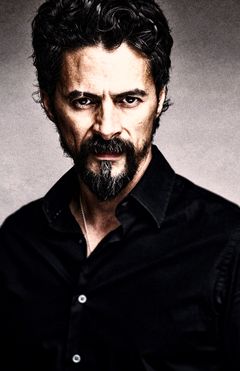 Ricardo Mamood-Vega interpreta Violet's Husband