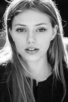 Grace Van Dien interpreta Ellie Lansing