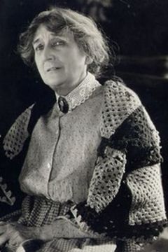 Tempe Pigott interpreta Old Crone (uncredited)