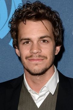 Johnny Simmons interpreta Paul