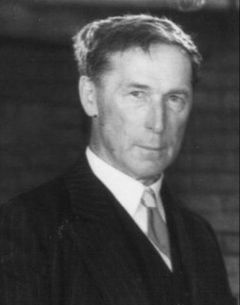 D'Arcy Corrigan interpreta Procession Leader (uncredited)