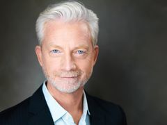 Ben Livingston interpreta Physician