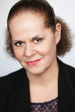 Ellen O'Grady interpreta Female Villager