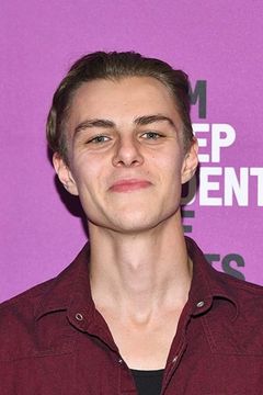 Chris Galust interpreta Young Peter