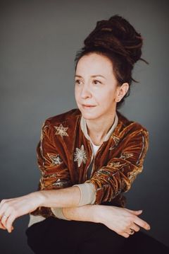 Ingrid Veninger interpreta Mrs. Farr