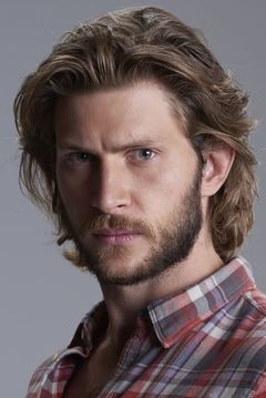 Greyston Holt interpreta Aidan Cooper