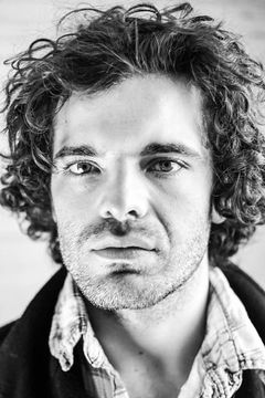 Fionn Cox-Davies interpreta Manderley Ball Guest