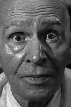Joseph Sweeney interpreta Butler (uncredited)